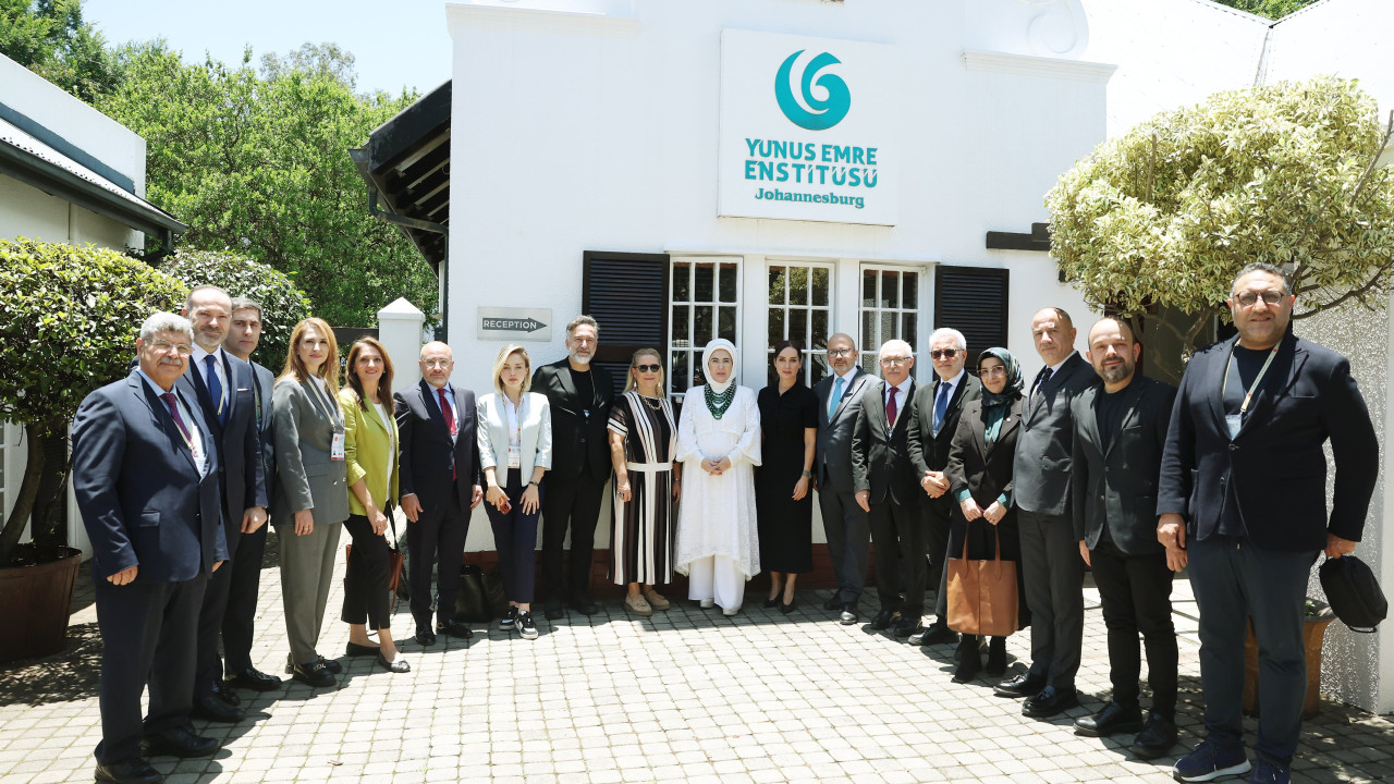 Emine Erdoğan Güney Afrika'da Yunus Emre Enstitüsünü ziyaret etti