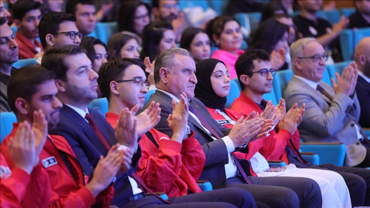 Bakan Bak, GSB Gençlik Merkezleri adına TEKNOFEST final yarışmalarına katılan gençlerle buluştu