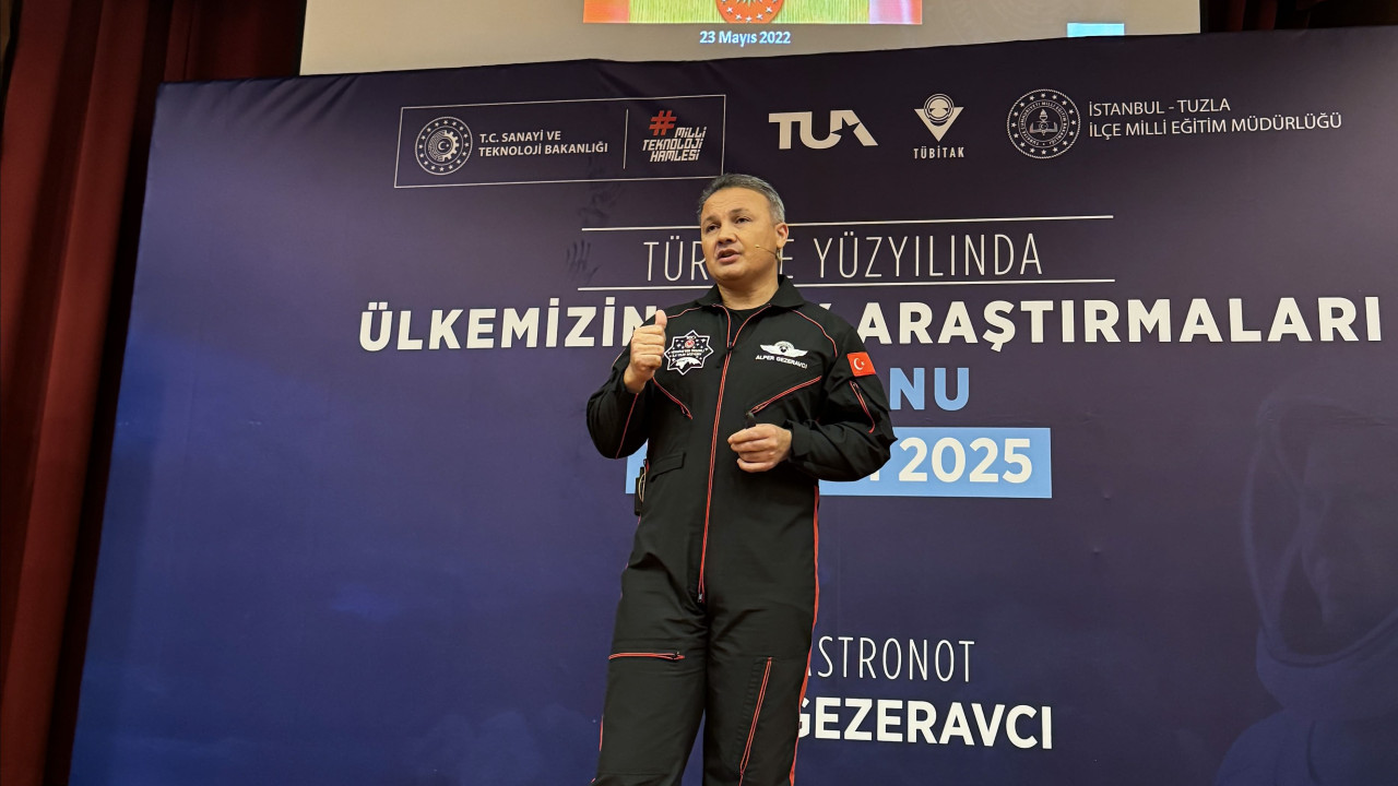 Türkiye'nin uzaya çıkan ilk astronotu Gezeravcı, İstanbul'da öğrencilerle buluştu