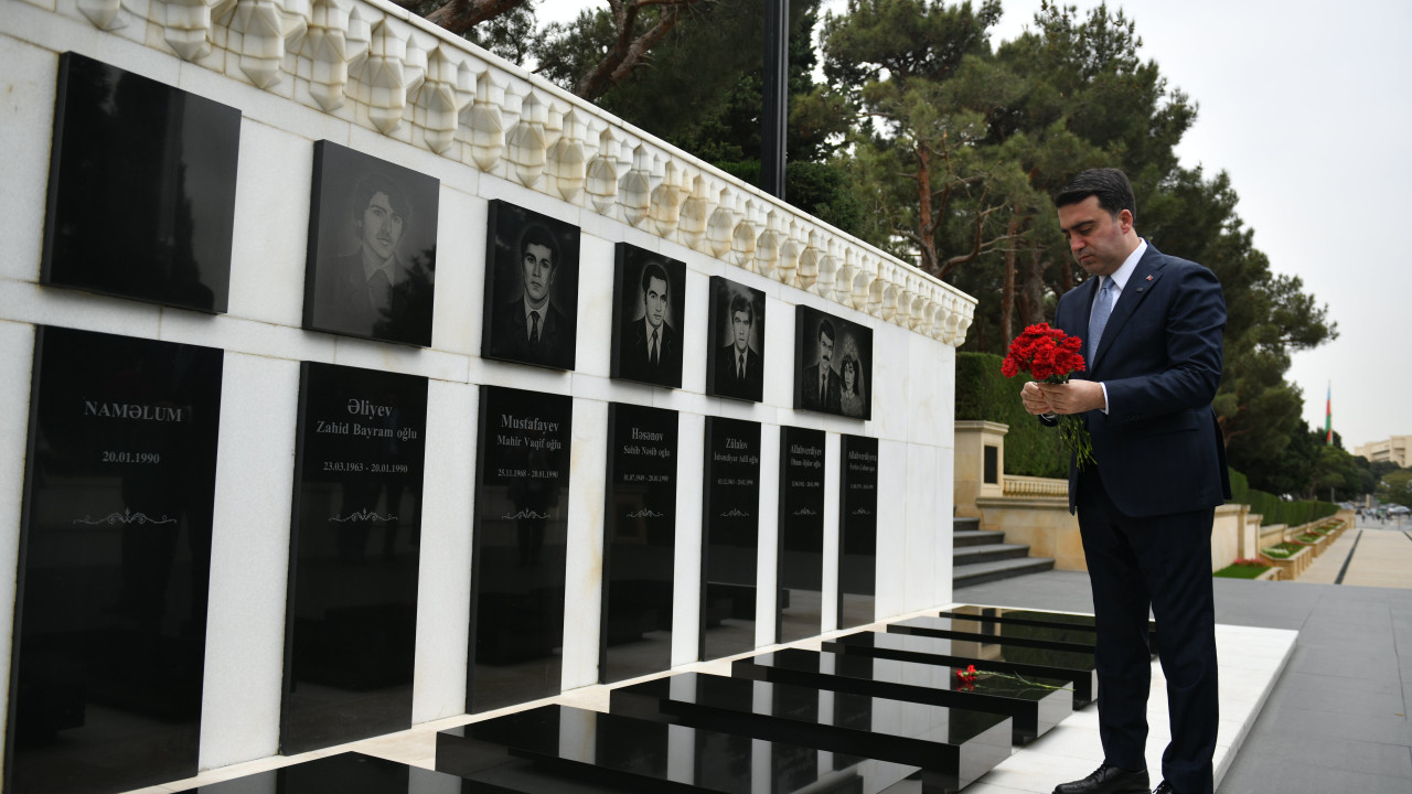 YTB Başkanı Abdulhadi Turus, Bakü'de şehitlikleri ziyaret etti