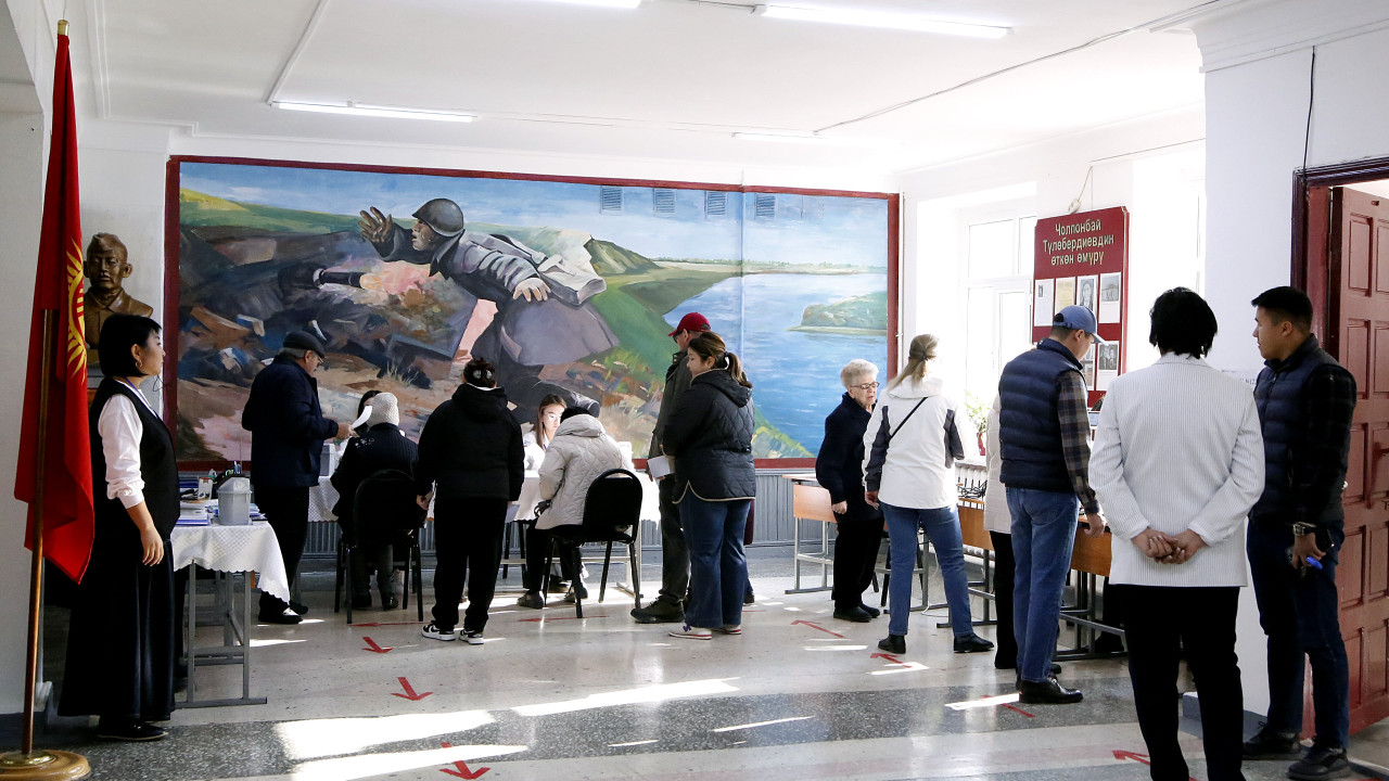 Kırgızistan'da halk erken milletvekili seçimleri için sandık başında
