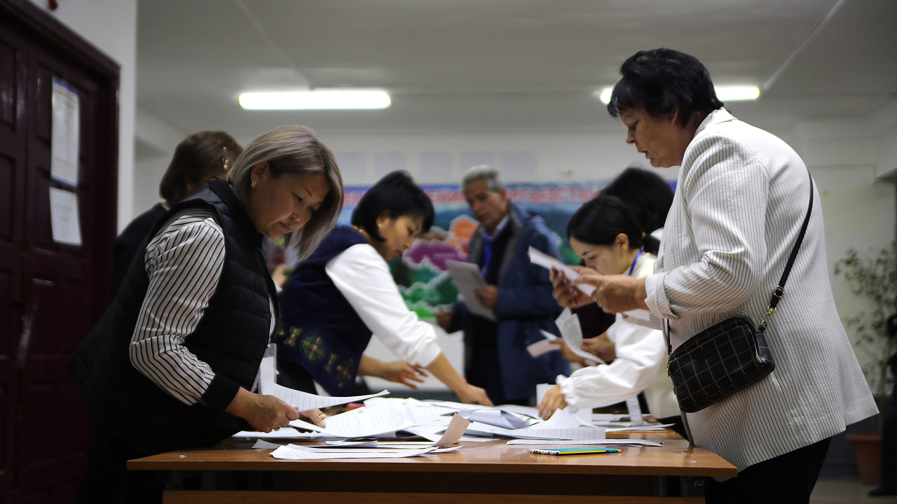 Kırgızistan'da yapılan erken milletvekili seçimleri için oy kullanma işlemi tamamlandı