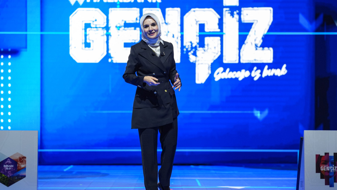 Bakan Göktaş: Avrupa'nın ilk başörtülü milletvekili oldum