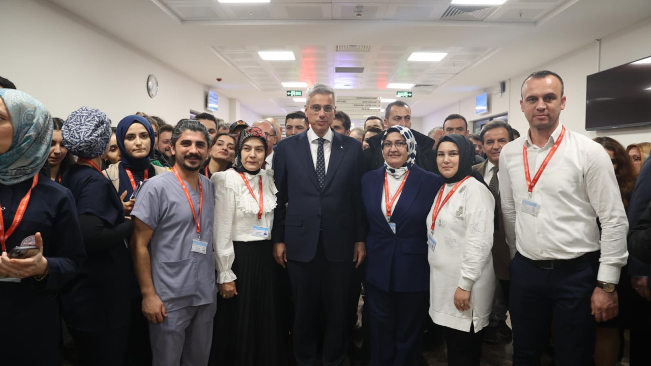 Bakan Memişoğlu, Bafra Ağız ve Diş Sağlığı Hastanesini ziyaret etti