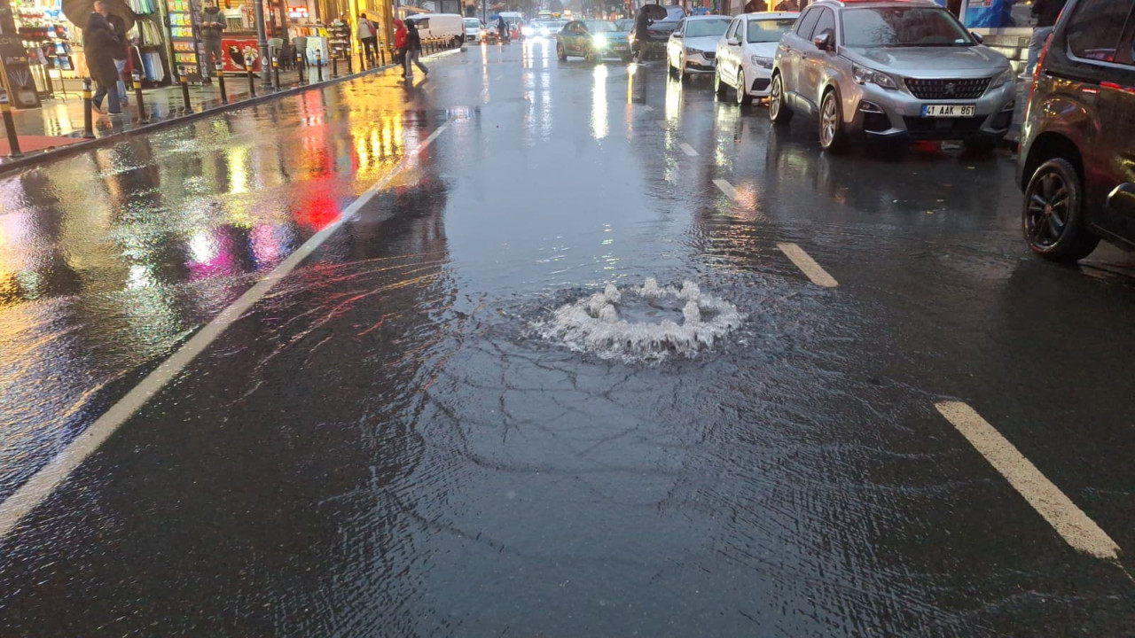 Küçükçekmece'de rögarın taşması sonucu caddeyi su bastı