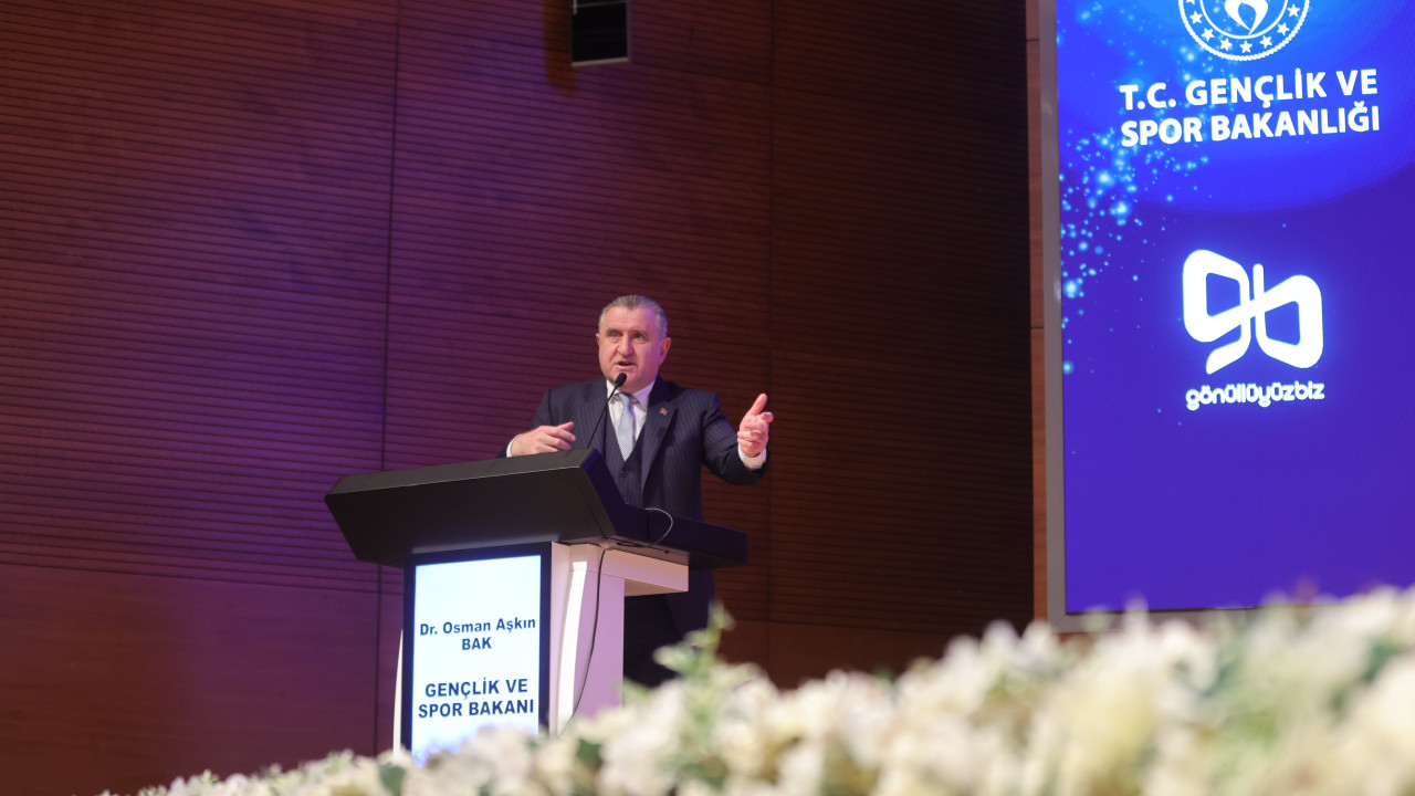 Bakan Bak, şampiyon sporcular ve anneleriyle buluştu