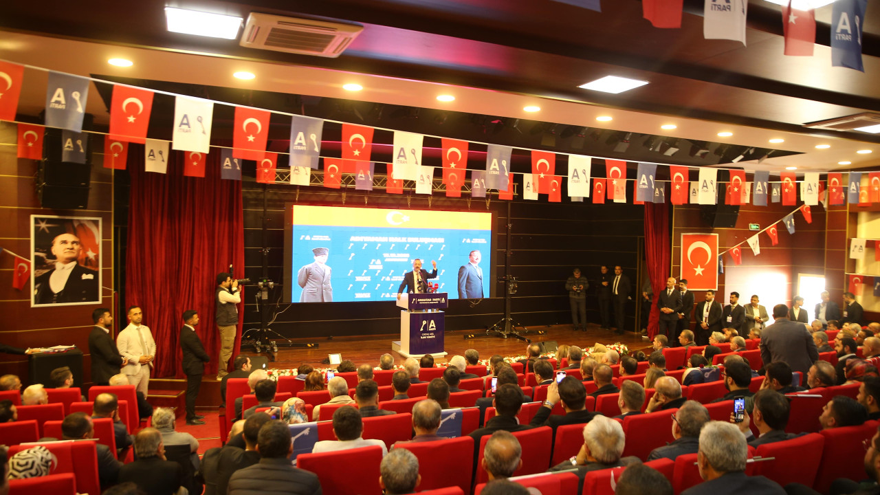 Anahtar Parti Genel Başkanı Ağıralioğlu Adıyaman'da halk buluşmasına katıldı