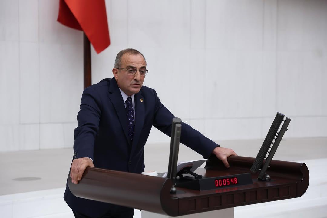 MHP'li Küçük: Biz, dün Başbuğ'umuzun arkasında nasıl ölümüne durduysak bugün liderimizin de arkasında aynı şekilde duracağız