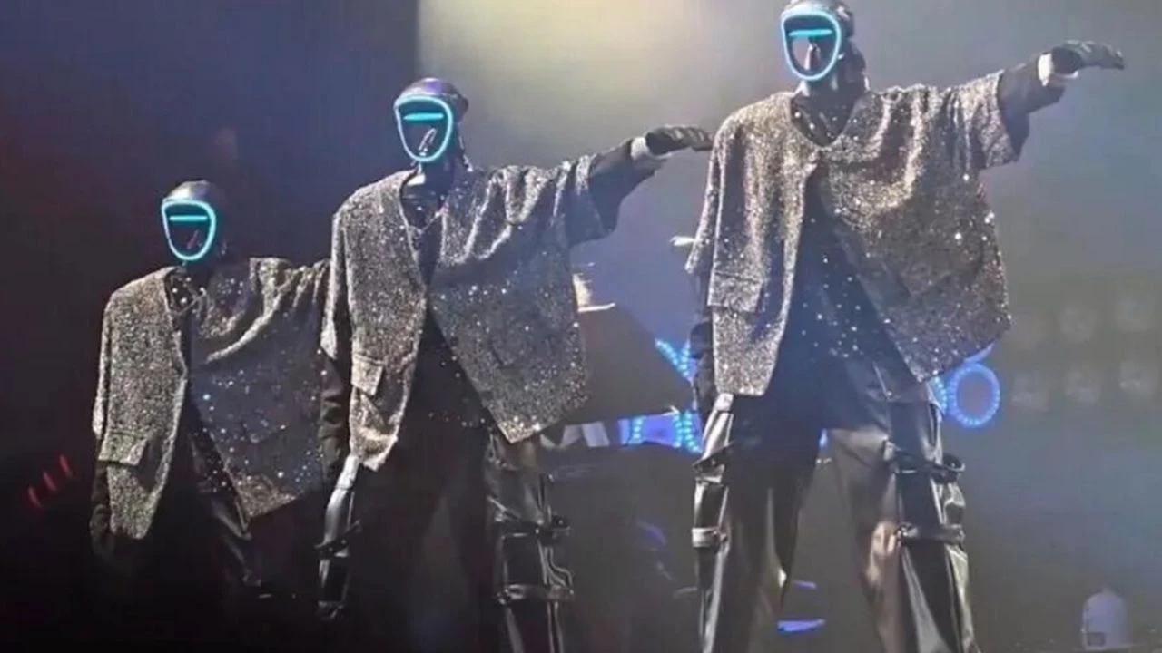 Çin'de insansı robotların konserdeki senkronize dansı şaşkınlık yarattı