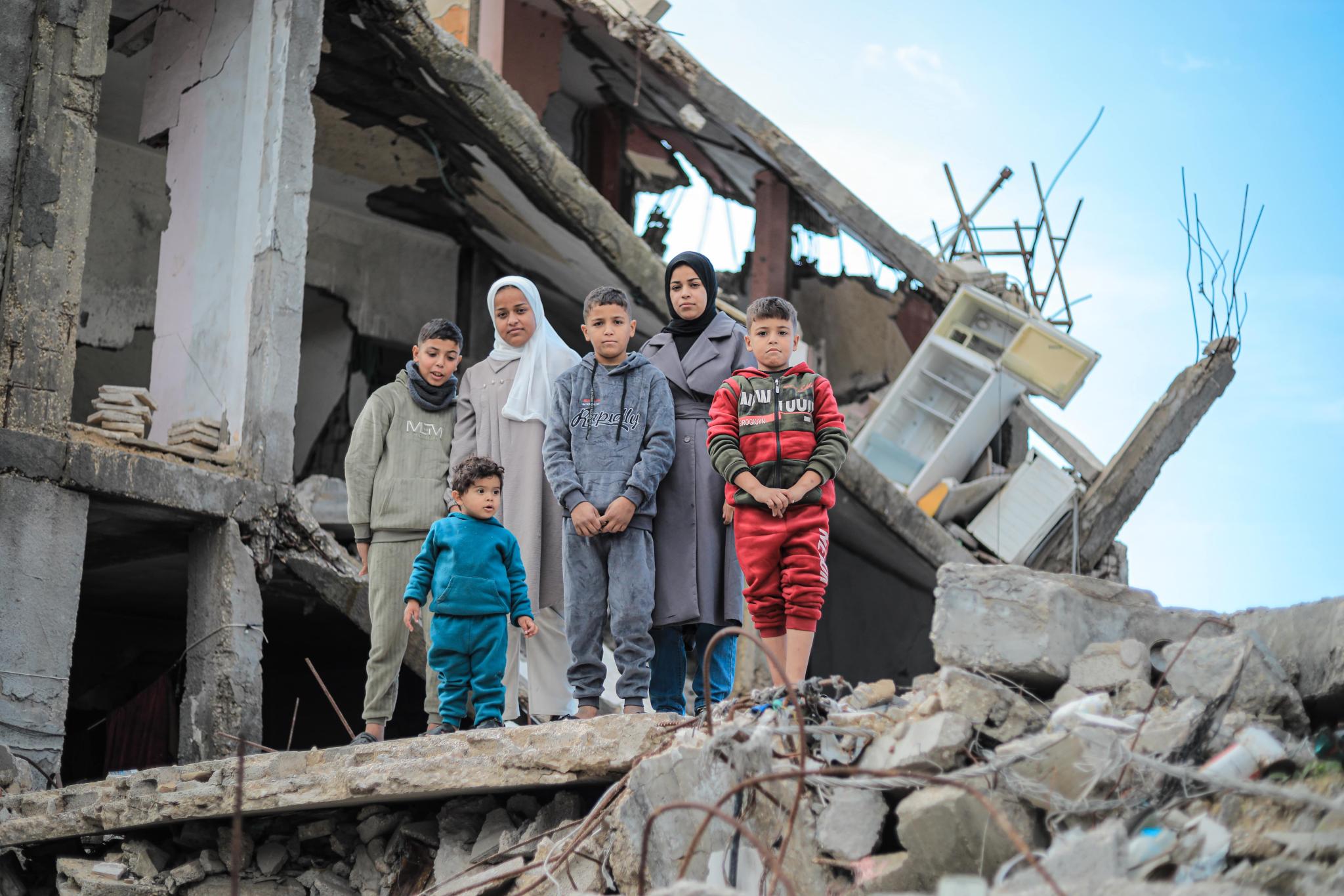 İsrail saldırısında ailesini kaybeden Negam beş kardeşine bakıyor