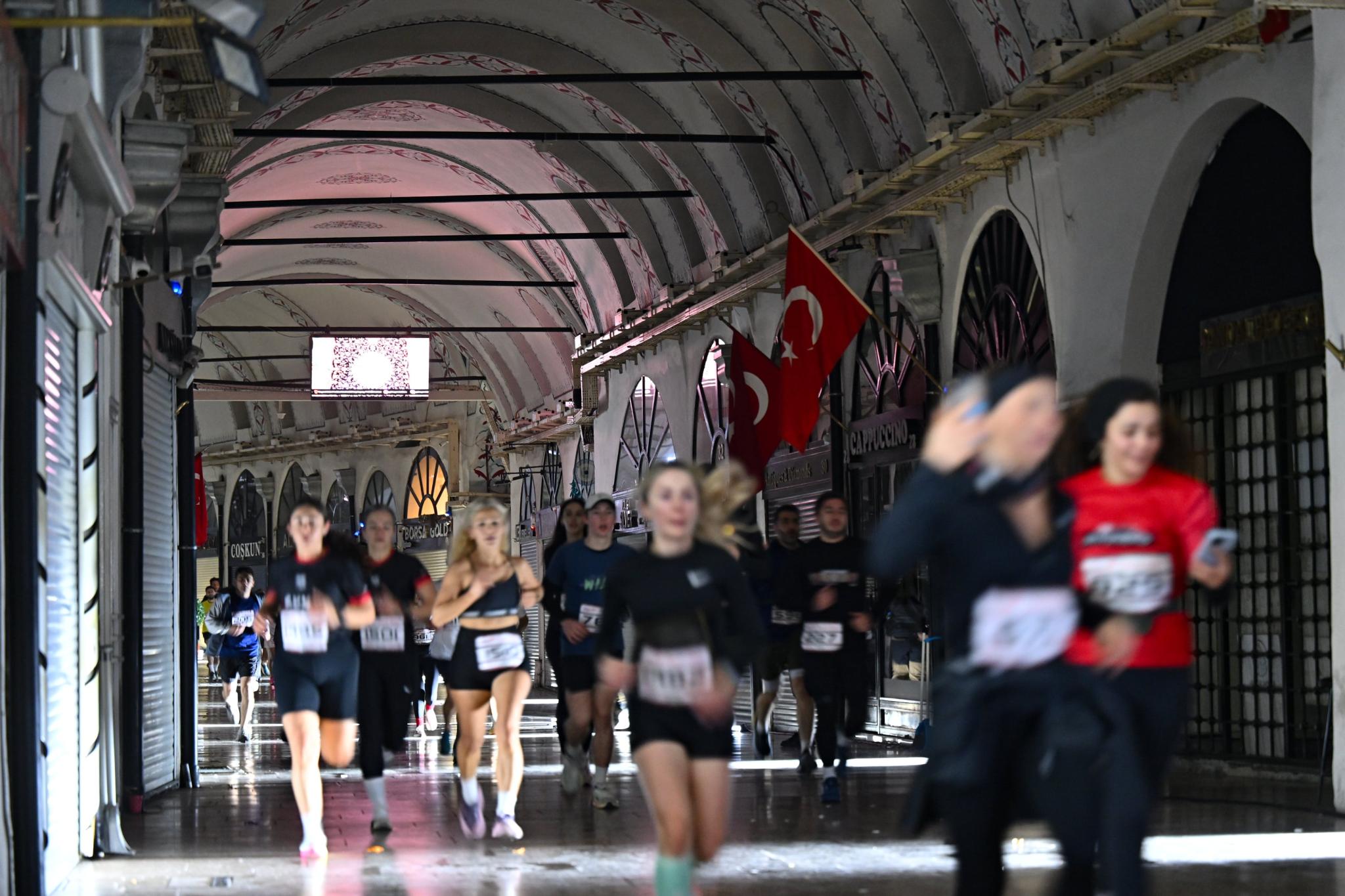 Yılın en uzun gecesinde Kapalı Çarşı'da yarıştılar