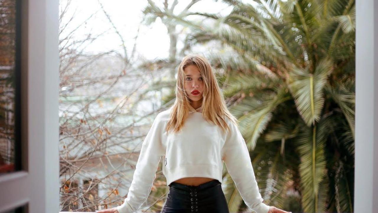 Yurt dışından dönen oyuncu Melisa Döngel, uyuşturucu soruşturmasında saç ve kan örneği verdi