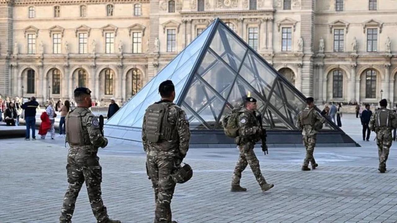 Soyguncuların Louvre Müzesi'ne girmek için kullandığı pencereye demir korkuluk yerleştirildi