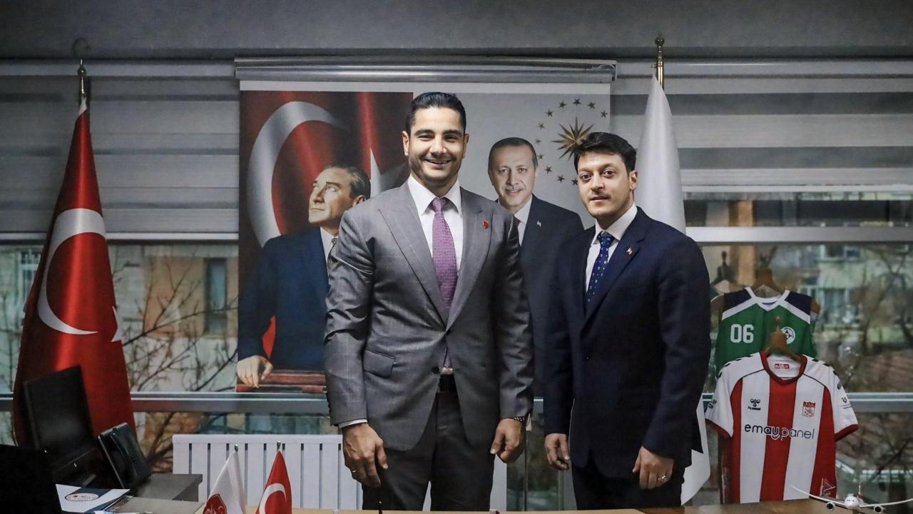 Eski futbolcu Mesut Özil, Türkiye Güreş Federasyonu Başkanı Taha Akgül'ü ziyaret etti