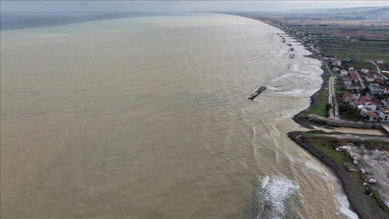 Samsun'da yağışın ardından denizin rengi kahverengiye döndü