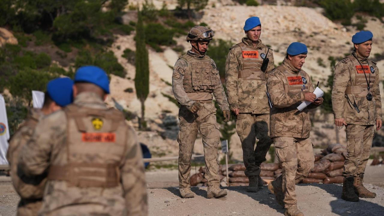 Jandarma komandolar, İzmir'de gerçekleştirilen "Savaşçı Yarışması"nda mücadele ediyor