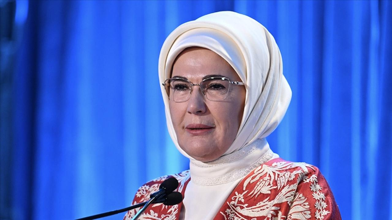 Emine Erdoğan: Bu mübarek gecenin, insanlığı iyilikte buluşturmaya vesile olmasını diliyoru