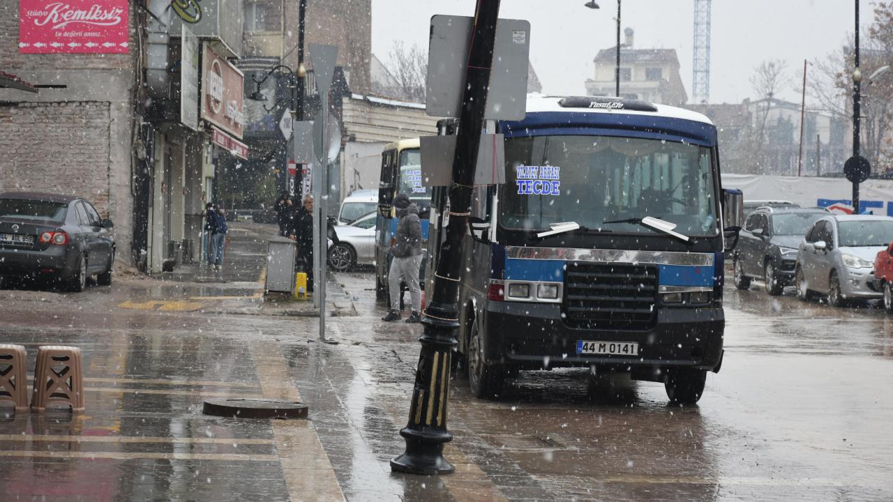 Malatya'da karla karışık yağmur etkili oldu
