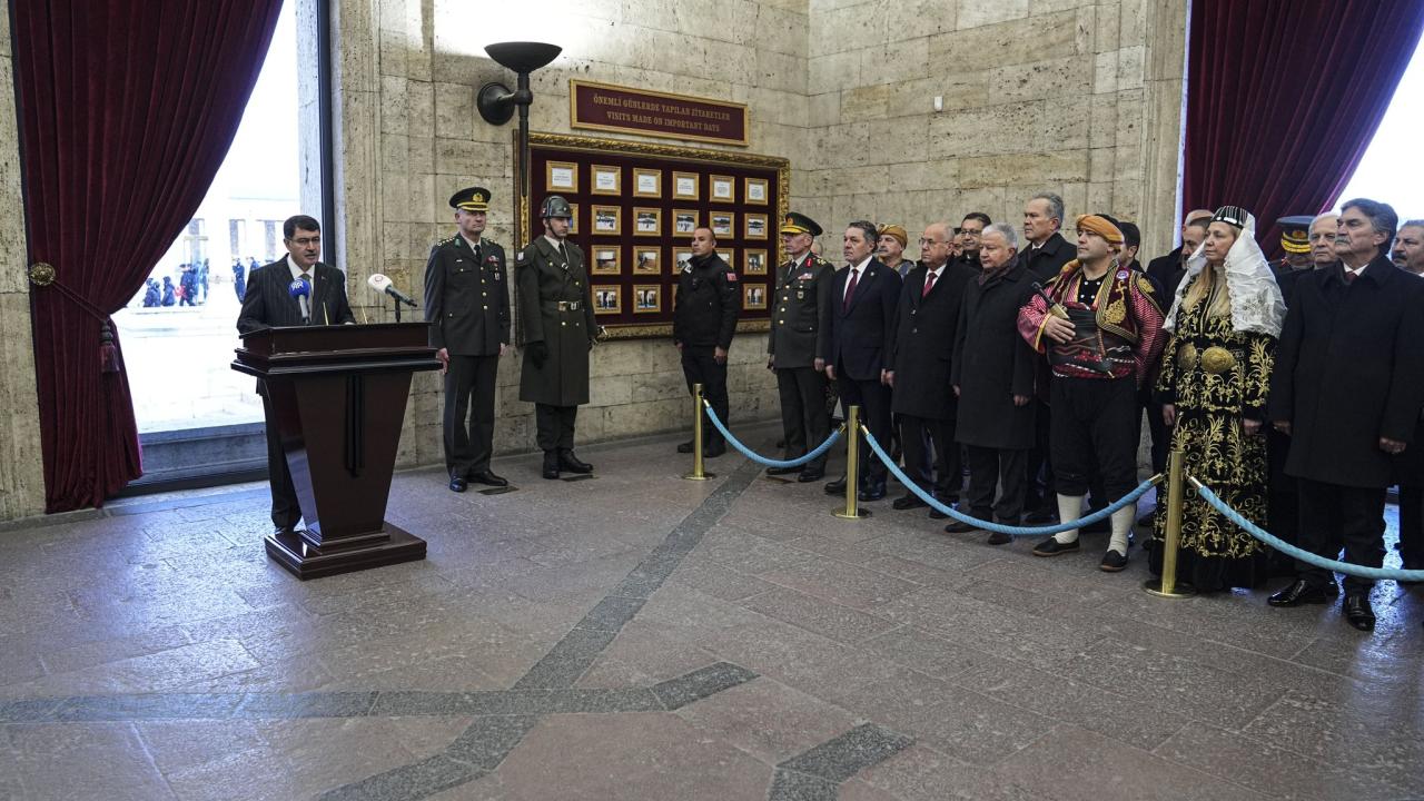 Ankara Valisi Şahin ve beraberindeki heyet Anıtkabir'i ziyaret etti
