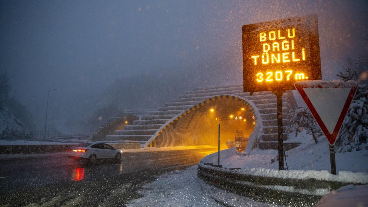 Anadolu Otoyolu ile D-100 kara yolunun Bolu Dağı geçişinde kar etkili oluyor