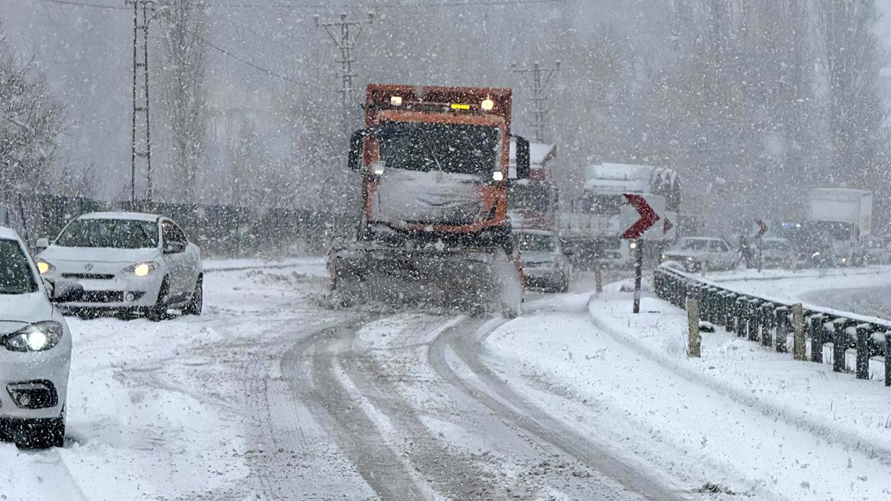 Malatya-Kayseri kara yolu, kar yağışı nedeniyle ağır tonajlı araçların geçişine kapatıldı
