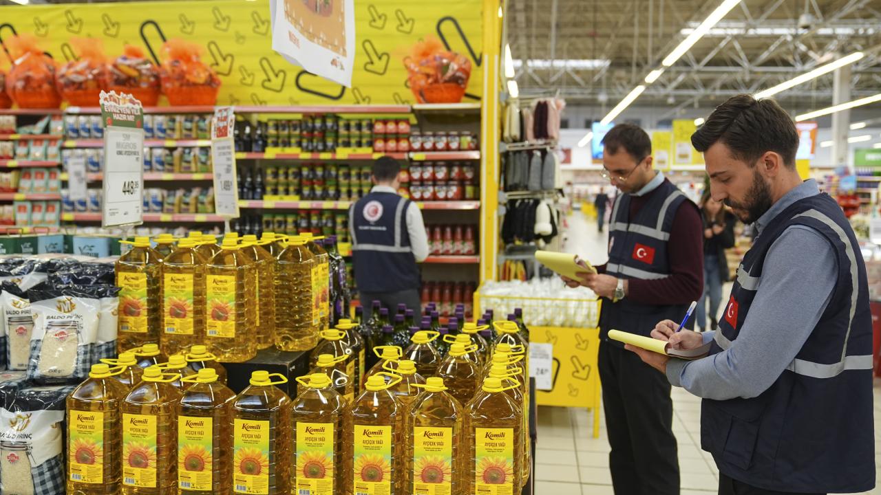 İzmir'de marketlerde fiyat ve etiket denetimi yapıldı