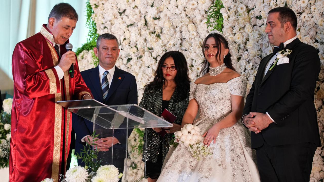 CHP Genel Başkanı Özgür Özel, Narlıdere Belediye Başkanı Uzun'un nikah törenine katıldı