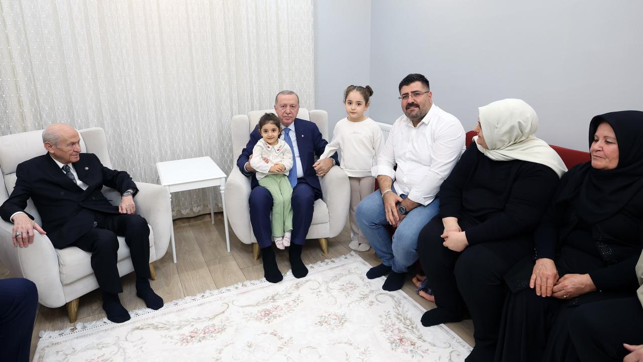 Cumhurbaşkanı Erdoğan, Hatay'da depremzede Karakuş ailesini ziyaret etti