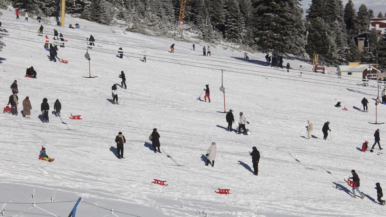 Uludağ'da hafta sonu tatilciler pistleri doldurdu