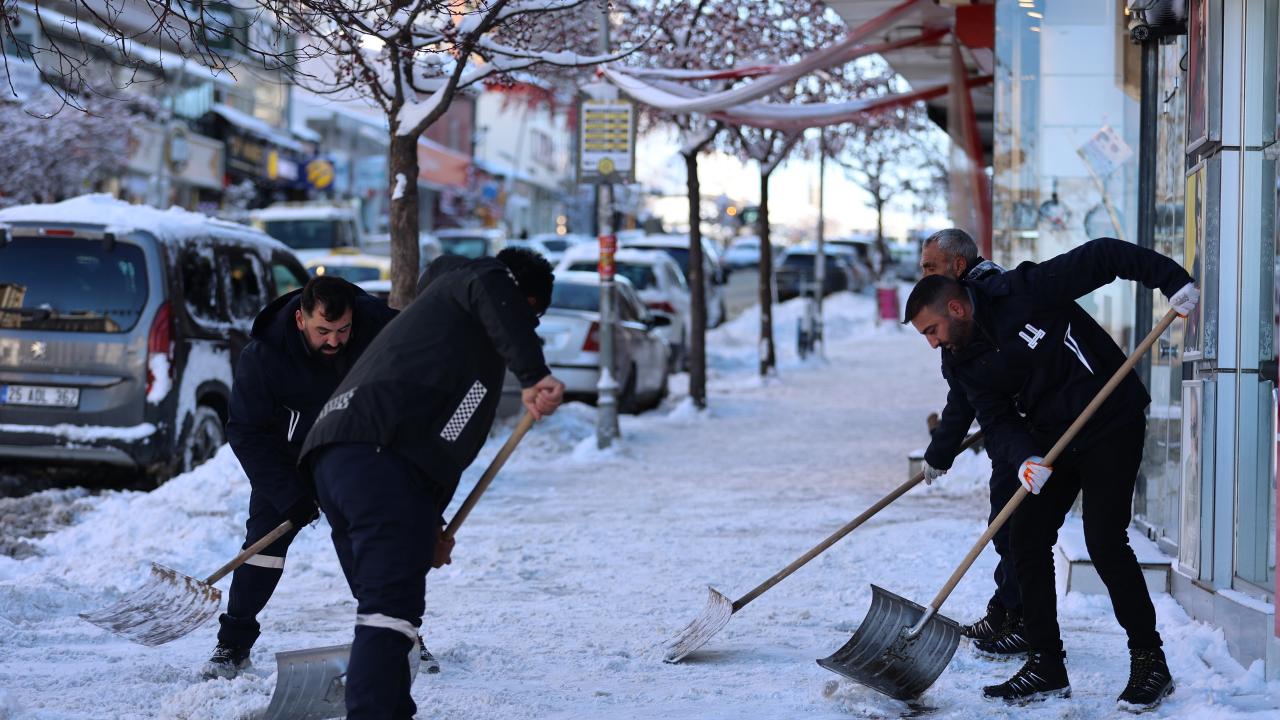 Erzurum Büyükşehir Belediyesinin "kar timleri" mücadeleye başladı