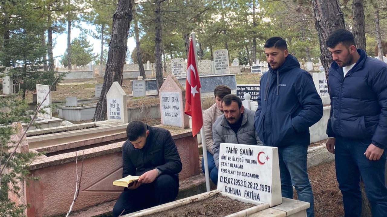 Ülkücü Şehit Tahir Şahin Kabri Başında Dualarla Anıldı