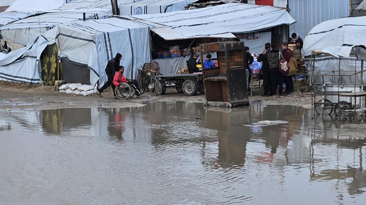 Gazze’de olumsuz hava koşulları, yerinden edilenlerin dramını derinleştiriyor