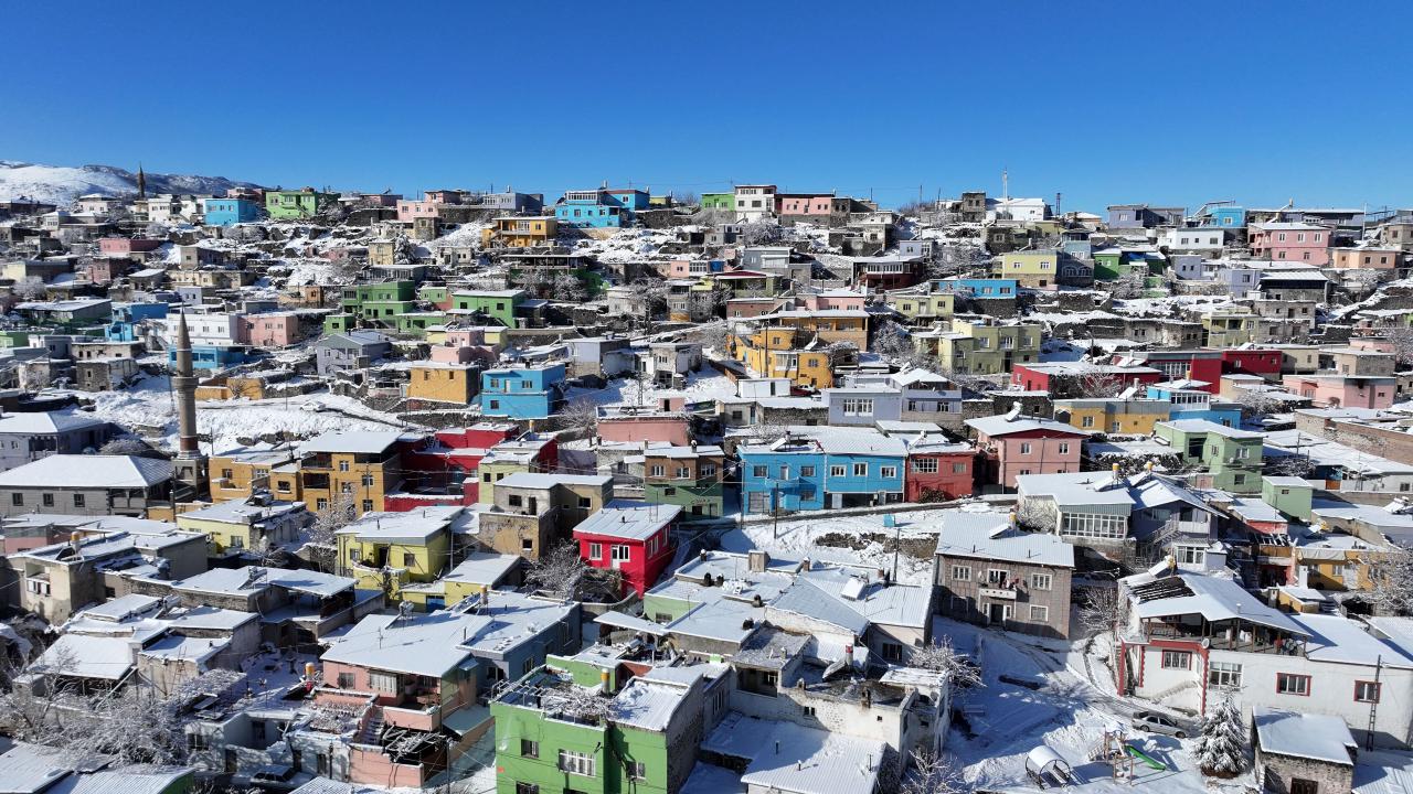 Kayseri'nin "renkli evler"i beyaz örtüyle kaplandı