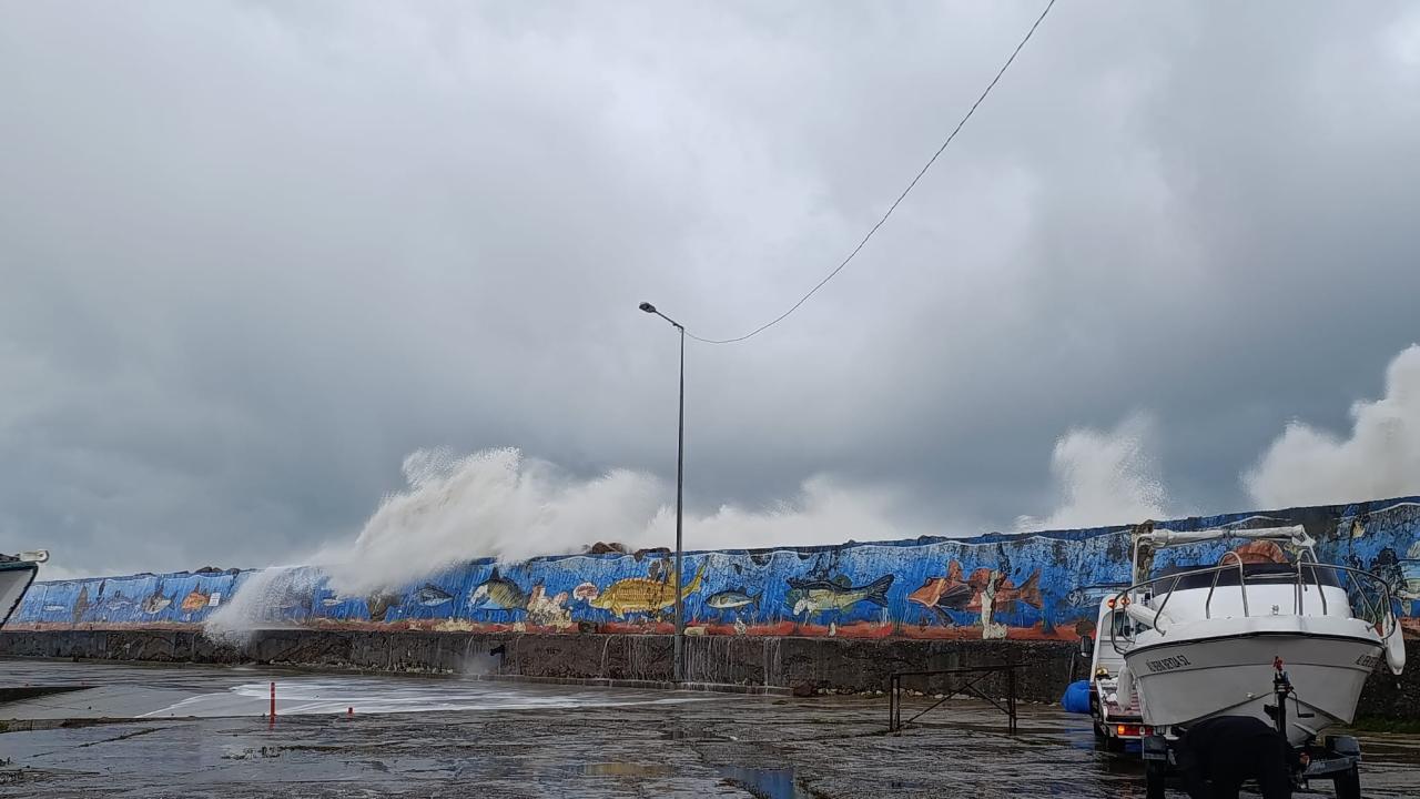 Düzce'de kuvvetli rüzgar nedeniyle dalga boyu yükseldi