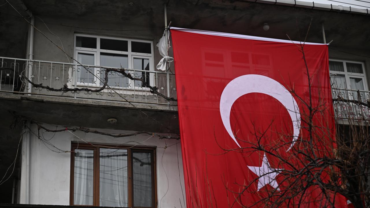Yalova'da şehit olan polis memuru Turgut Külünk'ün Düzce'deki babaevine Türk bayrağı asıldı