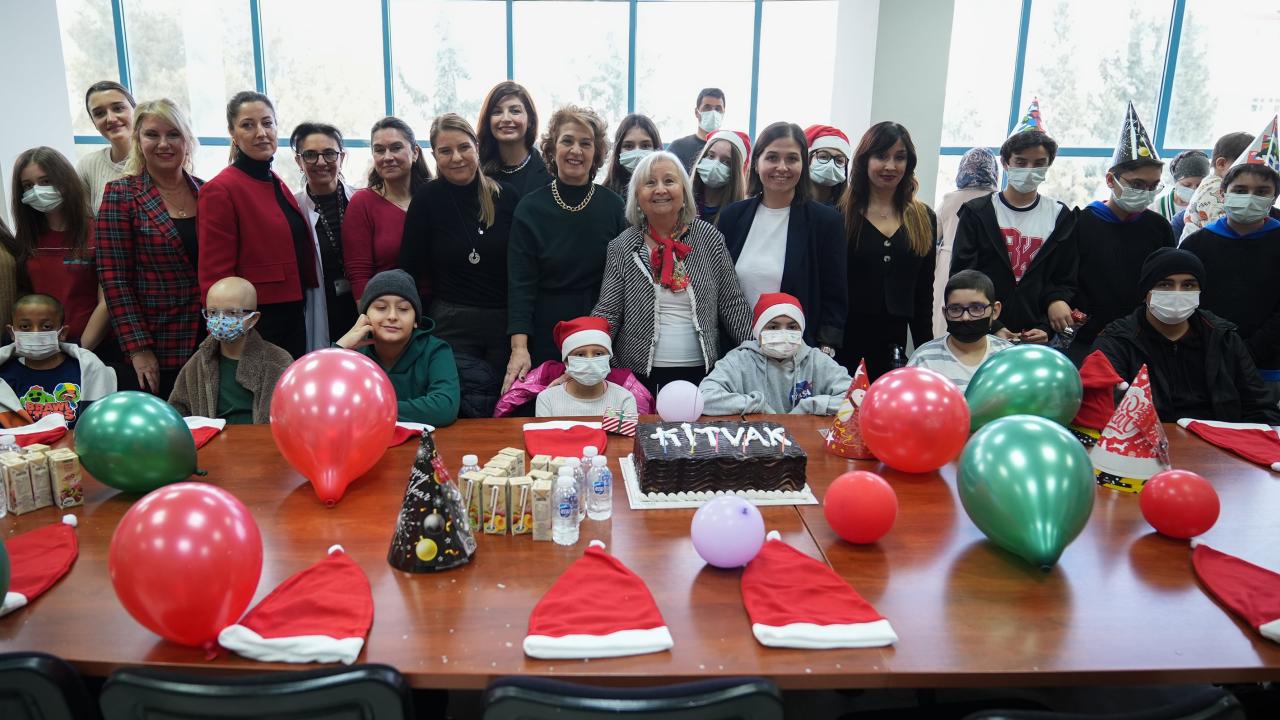 İzmir'de kanser tedavisi gören çocuklar için yeni yıl etkinliği düzenlendi