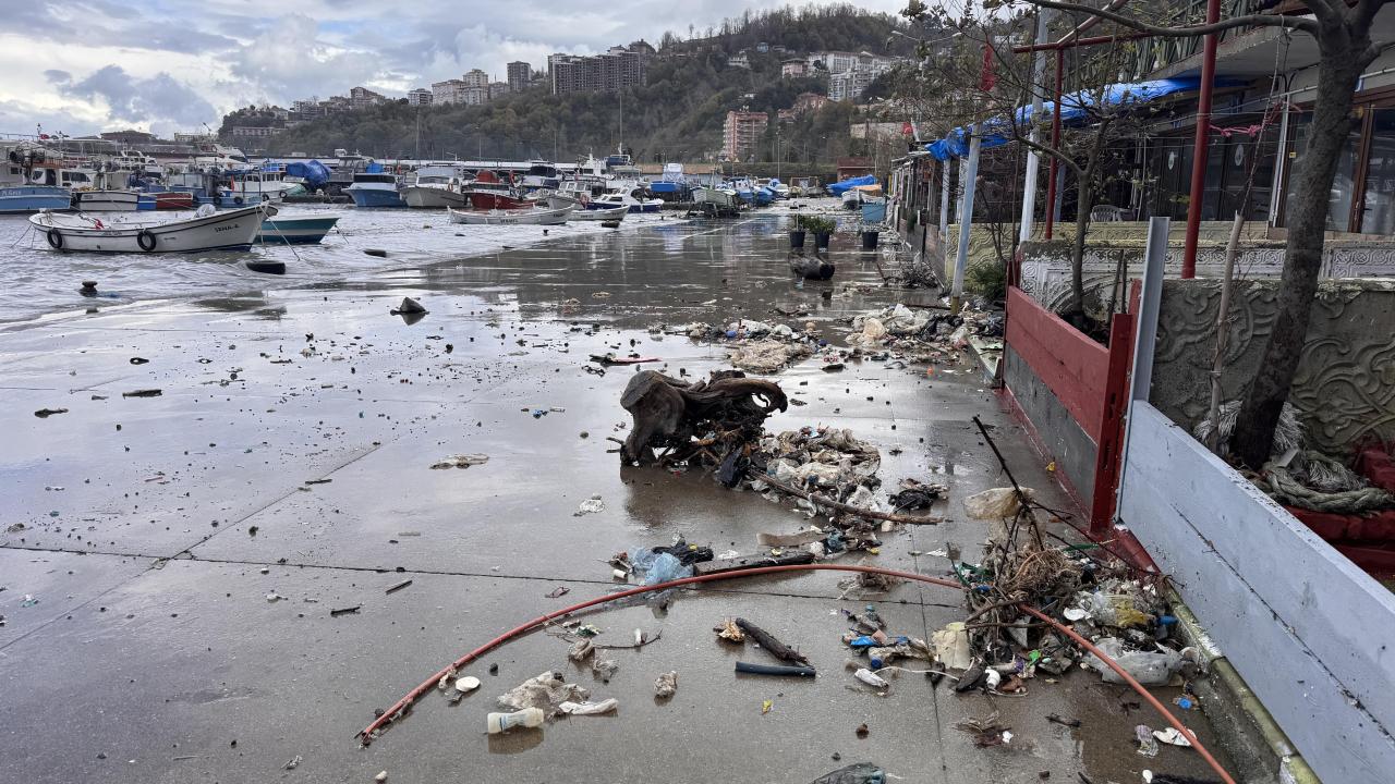 Zonguldak'ta kuvvetli rüzgar nedeniyle taşan deniz Kozlu Limanı'nı su altında bıraktı