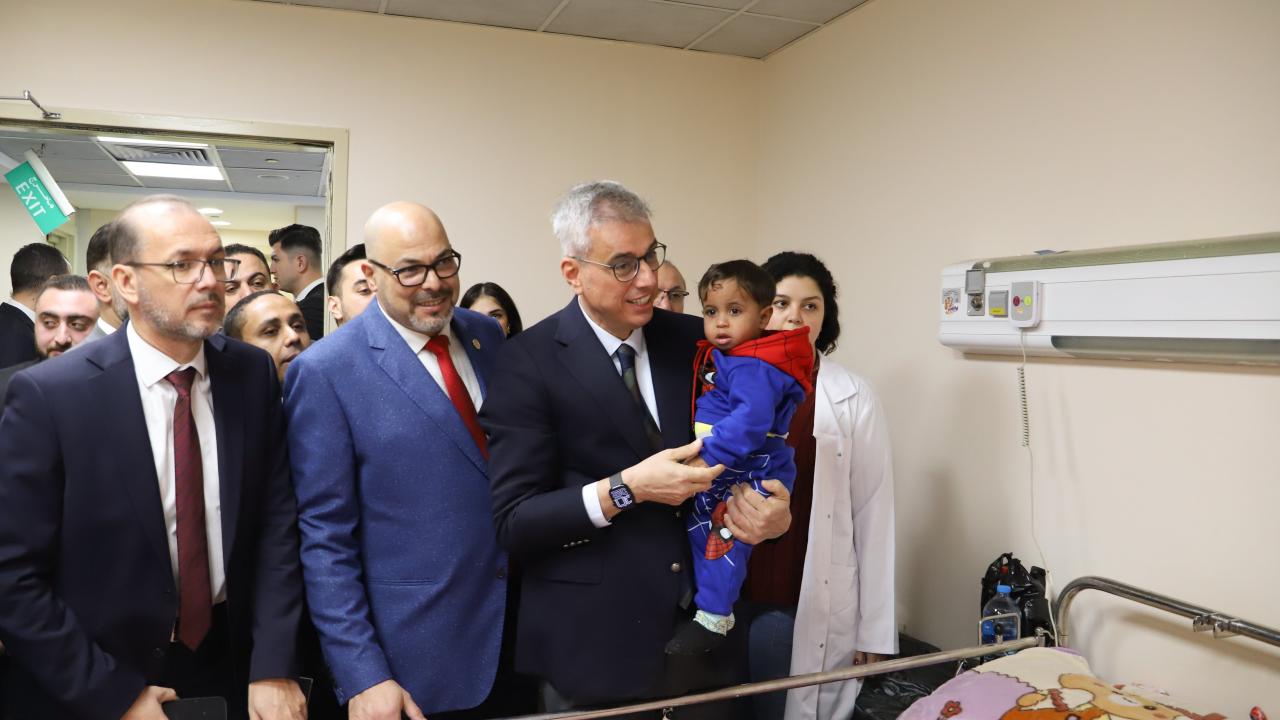 Sağlık Bakanı Memişoğlu, Kahire’de Filistinli hastaları ziyaret etti