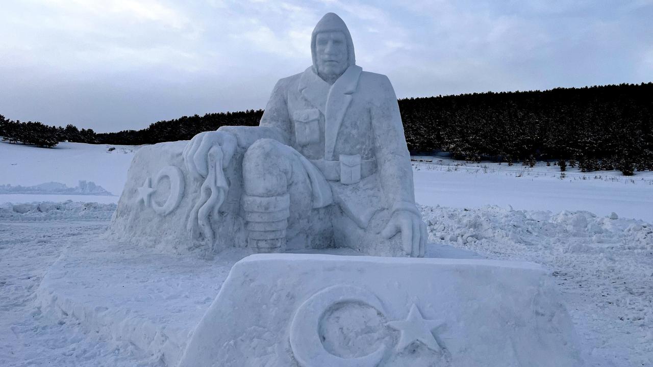 Kars'ta Sarıkamış Harekatı için kardan hazırlanan iki heykelden biri tamamlandı