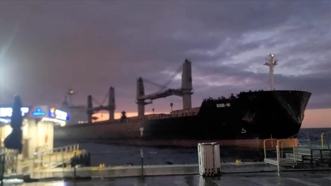 İstanbul Boğazı'nda dümen arızası yaşayan gemi Ahırkapı'ya demirletildi