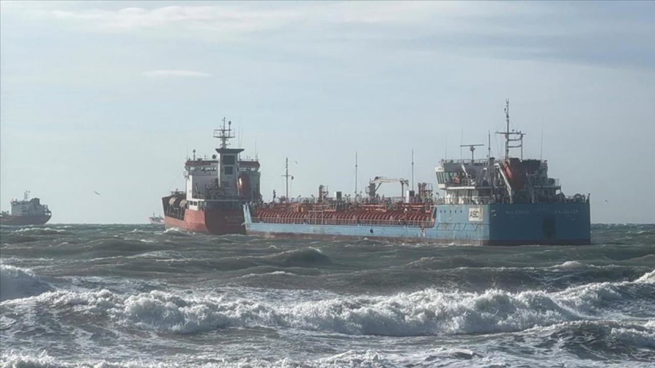 İstanbul Küçükçekmece açıklarında iki tanker birbirine temas etti