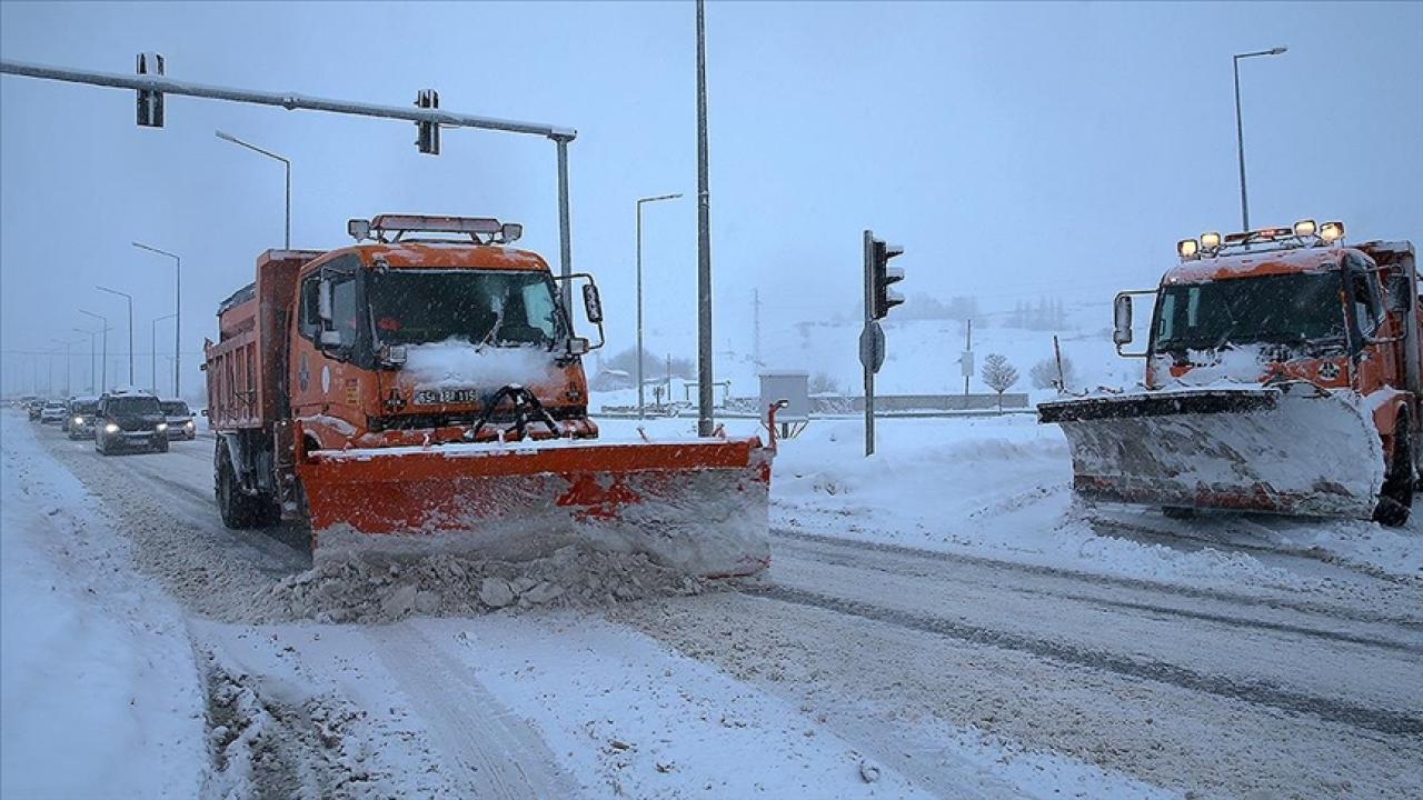 Karayolları ekipleri Doğu'daki 6 ilde 297 iş makinesiyle karla mücadele ediyor