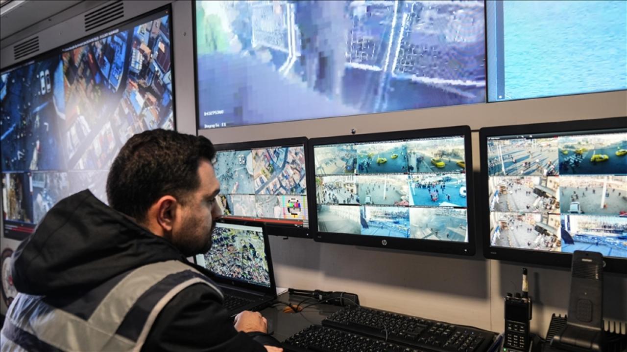 İstanbul, Taksim'de kurulan Mobil Komuta Merkezi'nden anlık izleniyor