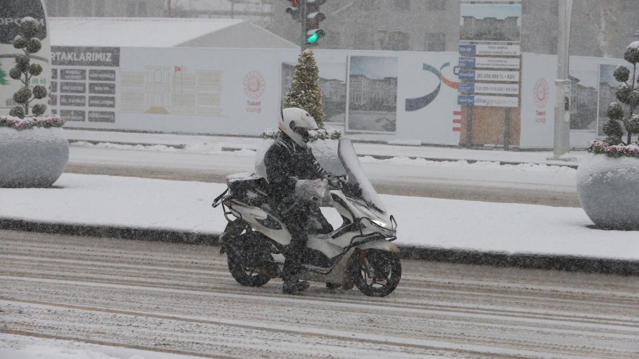 Tokat'ta kar yağışı etkisini sürdürüyor