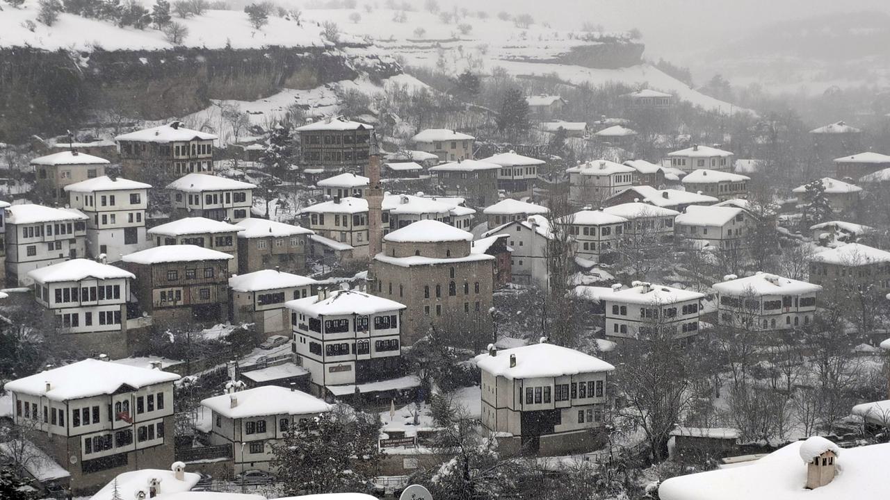 Karabük'te kar yağışı etkisini sürdürüyor