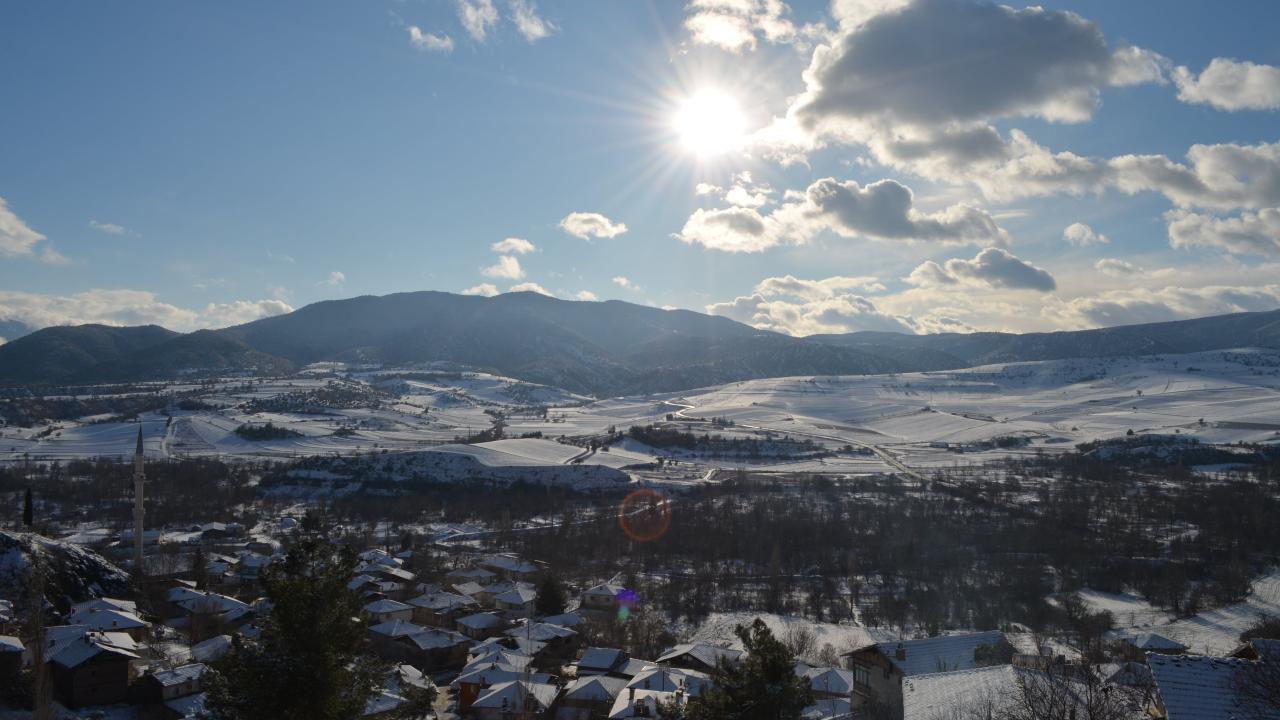 Çorum'da Obruk Barajı Gölü'nün çevresi karla kaplandı