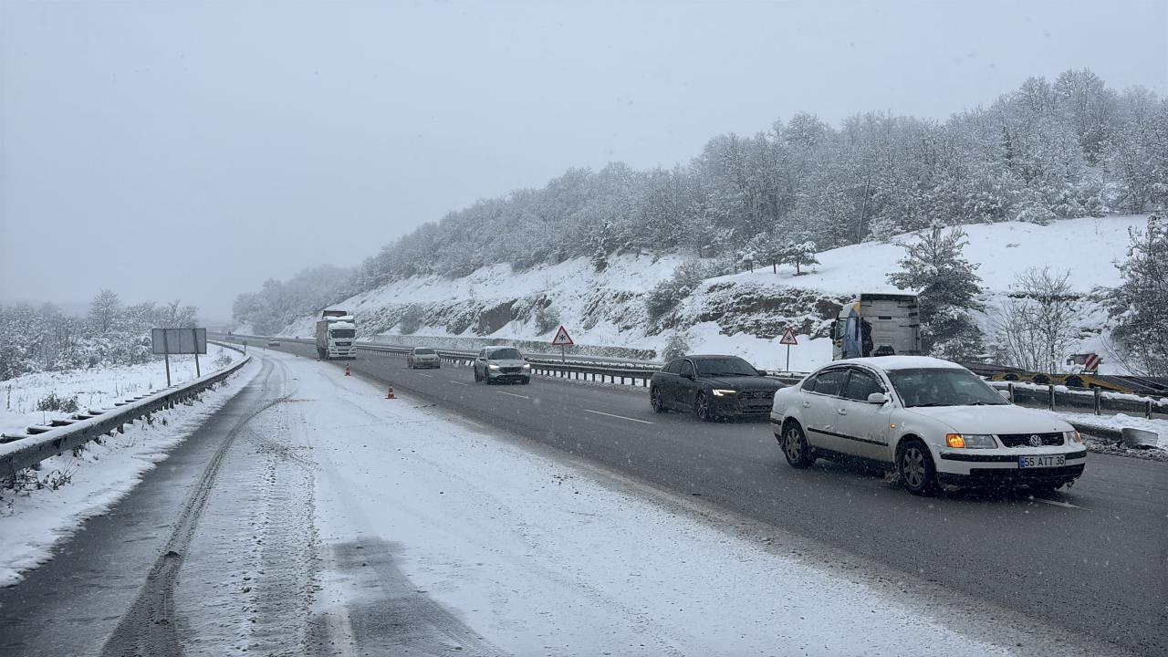 Samsun-Ankara kara yolunda kar yağışı etkisini sürdürüyor