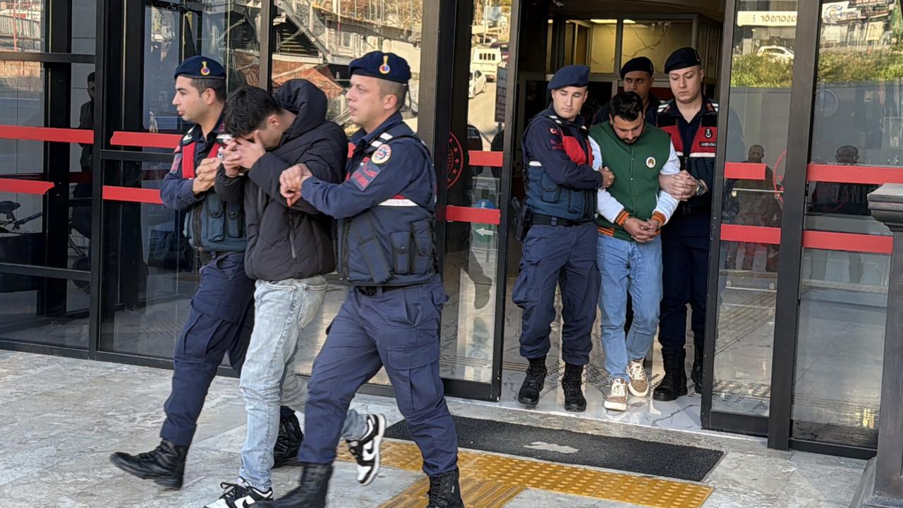 Alanya'da akrobatik hareketler yaparak polisin üzerine motosiklet süren 2 kişi tutuklandı