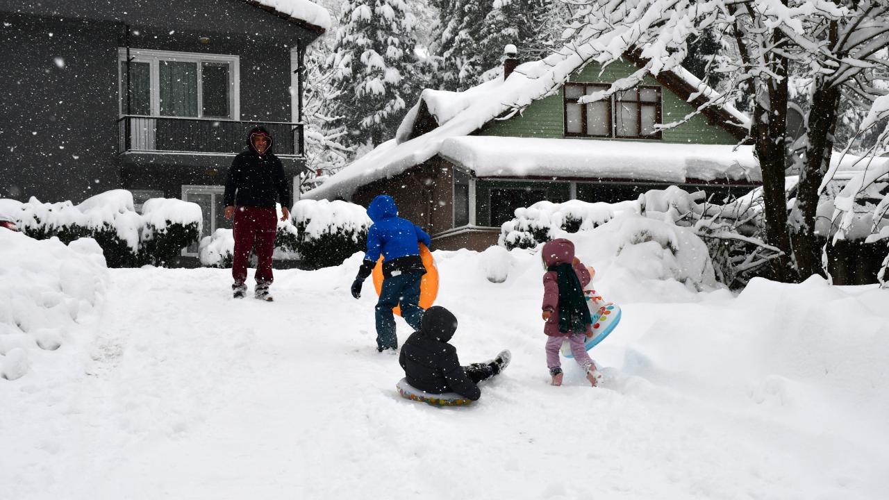 Düzce'de çocuklar yılın ilk gününde beyaz örtünün keyfini çıkardı