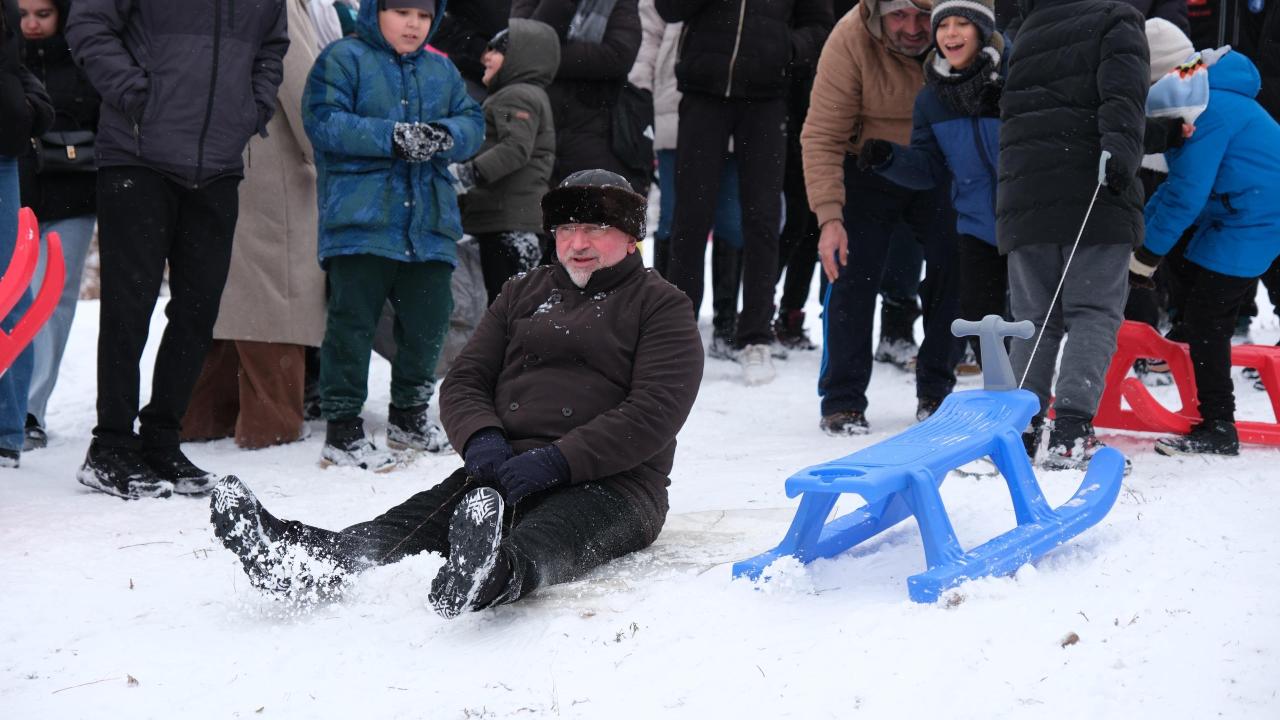 Çorum'da vatandaşlar karın tadını kartopu oynayarak çıkardı